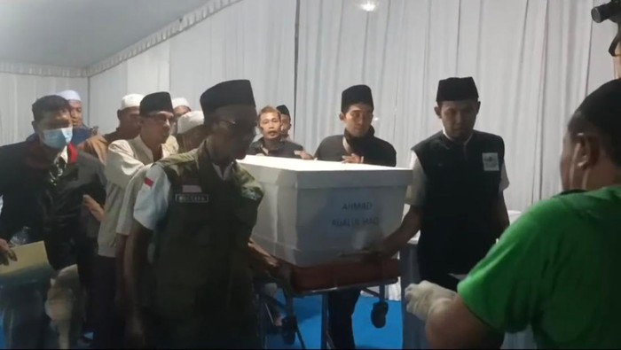 Jenazah korban meninggal Ponpes Al Khoziny ambruk asal Bangkalan diterima pihak keluarga
