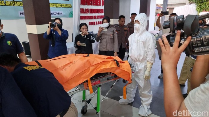 Evakuasi jenazah korban Ponpes Al Khoziny Sidoarjo di RS Bhayangkara Surabaya