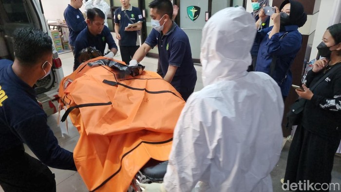 Evakuasi jenazah korban Ponpes Al Khoziny Sidoarjo di RS Bhayangkara Surabaya