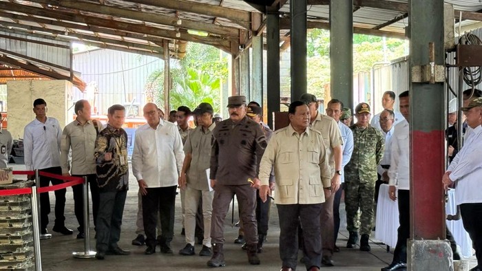 Presiden Prabowo Subianto di kawasan smelter PT Tinindo Internusa yang terletak di wilayah Kota Pangkalpinang, Kepulauan Bangka Belitung, Senin (6/10/2025).
