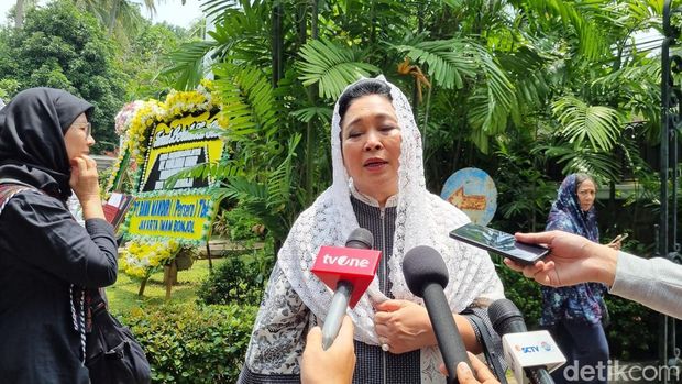 Presiden ke-6 RI SBY melayat ke rumah duka istri Wapres ke-4 RI, Karlinah Umar Wirahadikusumah. Turut hadir Budiono, Puan Maharani, hingga Titiek Suharto. (Taufiq/detikcom)