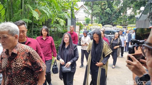 Presiden ke-6 RI SBY melayat ke rumah duka istri Wapres ke-4 RI, Karlinah Umar Wirahadikusumah. Turut hadir Budiono, Puan Maharani, hingga Titiek Suharto. (Taufiq/detikcom)
