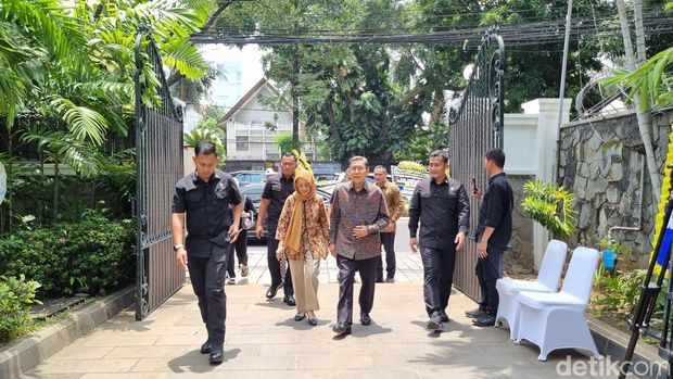 Presiden ke-6 RI SBY melayat ke rumah duka istri Wapres ke-4 RI, Karlinah Umar Wirahadikusumah. Turut hadir Budiono, Puan Maharani, hingga Titiek Suharto. (Taufiq/detikcom)