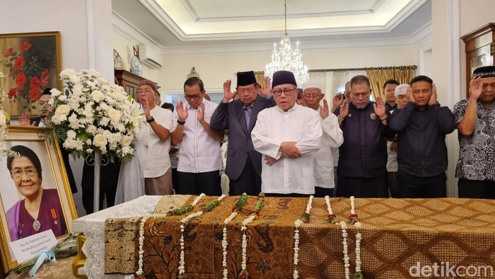 Presiden ke-6 RI SBY melayat ke rumah duka istri Wapres ke-4 RI, Karlinah Umar Wirahadikusumah. Turut hadir Budiono, Puan Maharani, hingga Titiek Suharto. (Taufiq/detikcom)