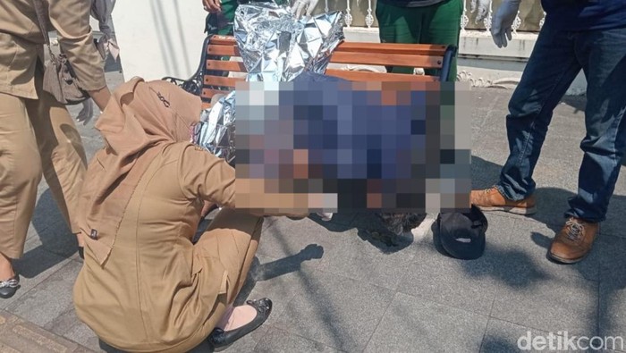 Pria tanpa identitas ditemukan meninggal dalam posisi duduk di depan Mall Paragon Jalan Pemuda, Kelurahan Sekayu, Kecamatan Semarang Tengah, Kota Semarang, Senin (6/10/2025).