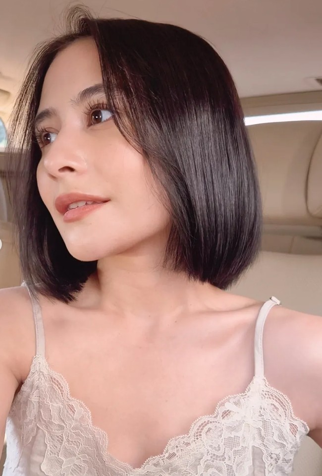Melalui akun Instagramnya, Prilly membagikan penampilannya dengan gaya rambut baru. Sebelumnya Prilly sendiri kerap tampil dengan rambut panjang. Kini ia memilih memendekkan rambutnya tersebut. Foto: Instagram/@prillylatuconsina96/@omara.esteghlal
