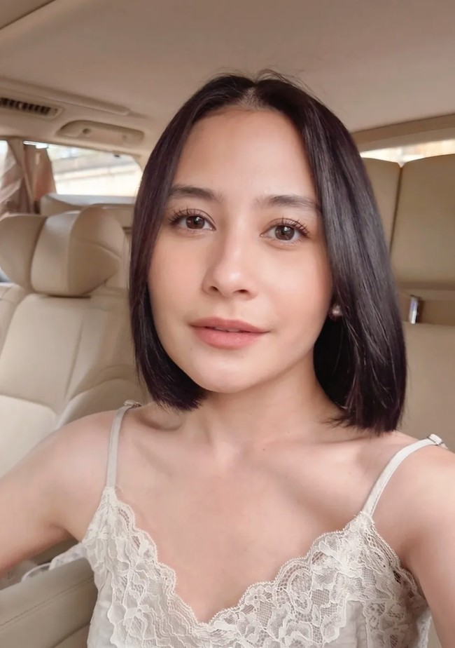 Prilly memilih model rambut blunt bob klasik yang memiliki panjang yang seragam di seluruh bagian. Tanpa layer, hasil potongan terlihat tajam dan tegas, memberikan kesan yang sleek dan rapi. Foto: Instagram/@prillylatuconsina96/@omara.esteghlal