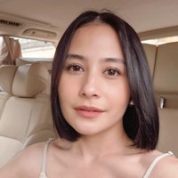 Prilly memilih model rambut blunt bob klasik yang memiliki panjang yang seragam di seluruh bagian. Tanpa layer, hasil potongan terlihat tajam dan tegas, memberikan kesan yang sleek dan rapi. Foto: Instagram/@prillylatuconsina96/@omara.esteghlal