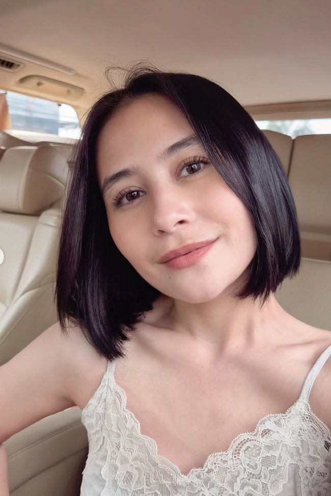 Panjang rambutnya pun berubah drastis, kini jadi jauh lebih pendek, seleher. Ditambah dengan sedikit pulasan makeup yang soft pada wajahnya, penampilan aktris 28 tahun itu terlihat lebih fresh dengan gaya rambut barunya. Foto: Instagram/@prillylatuconsina96/@omara.esteghlal