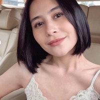 Panjang rambutnya pun berubah drastis, kini jadi jauh lebih pendek, seleher. Ditambah dengan sedikit pulasan makeup yang soft pada wajahnya, penampilan aktris 28 tahun itu terlihat lebih fresh dengan gaya rambut barunya. Foto: Instagram/@prillylatuconsina96/@omara.esteghlal