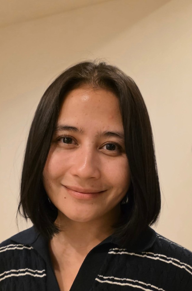 Tak hanya Prilly, sang kekasih, Omara Esteghlal rupanya lebih semangat membagikan penampilan terbaru Prilly. Dalam keterangan unggahan Prilly, ia mengaku akhirnya mengunggah penampilannya tersebut ke Instagram karena Omara sudah lebih dulu mengunggahnya. Padahal ga mau posting hari ini kalo potong pendek tapi pacarku terlalu semangat dan colong start mau posting duluan, tulis Prilly. Foto: Instagram/@prillylatuconsina96/@omara.esteghlal