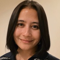 Tak hanya Prilly, sang kekasih, Omara Esteghlal rupanya lebih semangat membagikan penampilan terbaru Prilly. Dalam keterangan unggahan Prilly, ia mengaku akhirnya mengunggah penampilannya tersebut ke Instagram karena Omara sudah lebih dulu mengunggahnya. Padahal ga mau posting hari ini kalo potong pendek tapi pacarku terlalu semangat dan colong start mau posting duluan, tulis Prilly. Foto: Instagram/@prillylatuconsina96/@omara.esteghlal