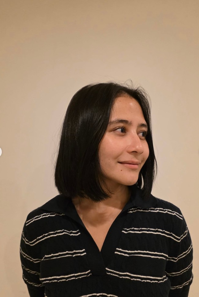 Omara mengungkapkan bahwa potongan rambut baru Prilly itu membuat dirinya bernostalgia. Di akhir 2022, saat kami baru saja menyelesaikan project Budi Pekerti, diadakanlah wrap party di daerah Prawirotaman Jogja. Aku datang lumayan awal ke acara penutupan tersebut. Namun Prilly datang sedikit telat, ketika acara pesta sudah berjalan lebih dari sejam. Di saat itu aku sedang duduk rame-rame bersama sutradara dan pemain-pemain lain. Lalu Prilly datang, menggunakan kebaya dengan rambutnya yang baru saja ia potong (tanpa memberi tahu siapapun). Tentunya semua mata tertuju padanya, namun aku, mataku terbelalak, terkunci pandanganku kepada Prilly dan rambutnya yang baru. Aku berdiri dan menghampirinya, lalu secara langsung (reflek) aku memujinya. Tanpa kusadari, aku mungkin memujinya terlalu banyak, kenang Omara. Foto: Instagram/@prillylatuconsina96/@omara.esteghlal