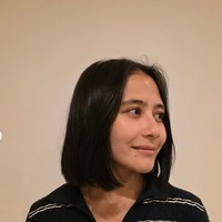 Omara mengungkapkan bahwa potongan rambut baru Prilly itu membuat dirinya bernostalgia. Di akhir 2022, saat kami baru saja menyelesaikan project Budi Pekerti, diadakanlah wrap party di daerah Prawirotaman Jogja. Aku datang lumayan awal ke acara penutupan tersebut. Namun Prilly datang sedikit telat, ketika acara pesta sudah berjalan lebih dari sejam. Di saat itu aku sedang duduk rame-rame bersama sutradara dan pemain-pemain lain. Lalu Prilly datang, menggunakan kebaya dengan rambutnya yang baru saja ia potong (tanpa memberi tahu siapapun). Tentunya semua mata tertuju padanya, namun aku, mataku terbelalak, terkunci pandanganku kepada Prilly dan rambutnya yang baru. Aku berdiri dan menghampirinya, lalu secara langsung (reflek) aku memujinya. Tanpa kusadari, aku mungkin memujinya terlalu banyak, kenang Omara. Foto: Instagram/@prillylatuconsina96/@omara.esteghlal