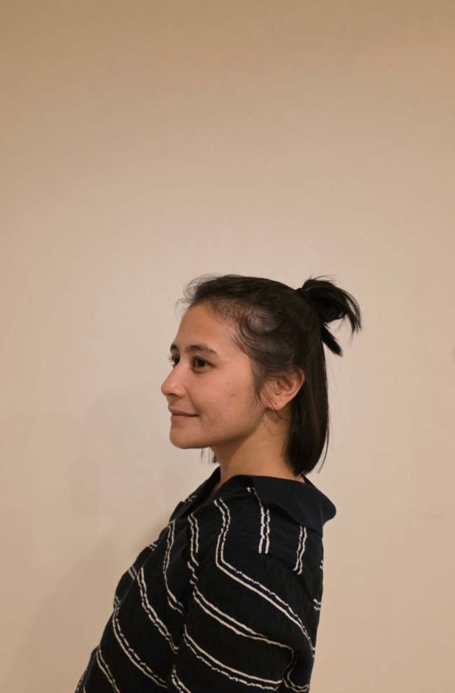 Dalam foto-foto yang diunggah Omara ke akun Instagramnya, Prilly terlihat tampil natural tanpa pulasan makeup sedikitpun. Rambutnya ditata dengan gaya half bun. Foto: Instagram/@prillylatuconsina96/@omara.esteghlal