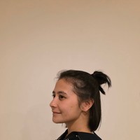 Dalam foto-foto yang diunggah Omara ke akun Instagramnya, Prilly terlihat tampil natural tanpa pulasan makeup sedikitpun. Rambutnya ditata dengan gaya half bun. Foto: Instagram/@prillylatuconsina96/@omara.esteghlal