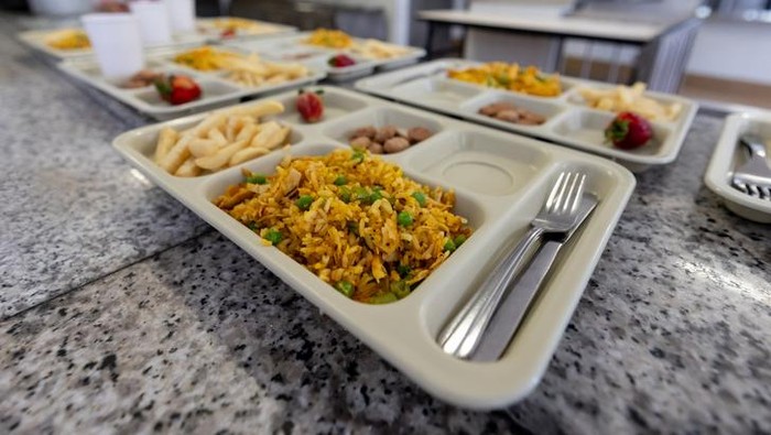 Program makan gratis di sekolah.