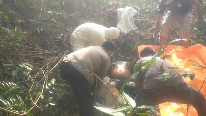 Proses evakuasi mayat yang ditemukan di pinggir sungai Pesawaran