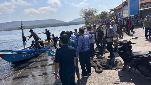 Proses evakuasi penumpang kapal yang tercebur di laut Selat Bali, Kelurahan Gilimanuk, Kecamatan Melaya, Jembrana, Bali, Senin (6/10/2025). (Foto: Polres Jembrana)