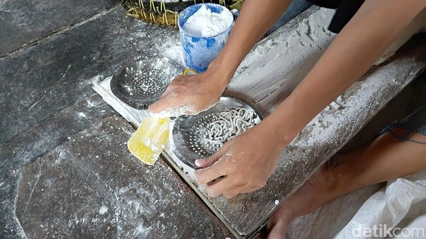 Proses pembuatan kerupuk ikan sarden di Palembang.
