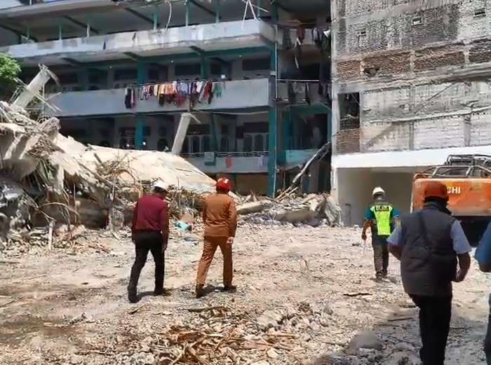 Kondisi terkini reruntuhan ponpes Al Khoziny Senin (6/10). 80 persen puing telah terangkat