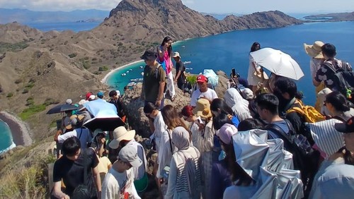 Pulau Padar ramai dikunjungi wisatawan.