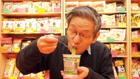 Oyama mengaku awalnya hobi mengoleksi kemasan mie instan. Kini ia punya lebih dari 6 ribu mie instan, dari jenis cup hingga kemasan yang berbeda. Foto: wpd.shuesiha.co.jp