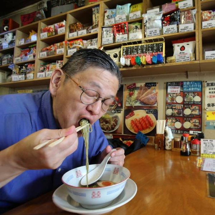 'Raja Mie Instan' Sudah Cicip Lebih dari 10 Ribu Mie Selama 30 Tahun!