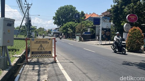 Rambu-rambu terkait proyek perbaikan Jalan Sedap Malam, Denpasar, Bali, Senin (6/10/2025). (Foto: Rizki Setyo/detikBali)
