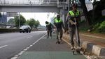 Ranjau Paku Masih Mengintai, Satpol PP Gencar Bersihkan Jalan Gatot Subroto