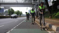 Petugas Satuan Polisi Pamong Praja (Satpol PP) Kelurahan Bendungan Hilir (Benhil) melakukan giat rutin menjaring ranjau paku di Jalan Gatot Subroto, Jakarta, Senin (6/10/2-25).