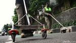 Ranjau Paku Masih Mengintai, Satpol PP Gencar Bersihkan Jalan Gatot Subroto