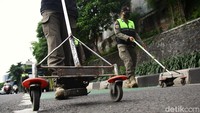 Kegiatan ini dilakukan untuk memastikan jalur utama tersebut aman dan bebas dari benda-benda tajam yang dapat membahayakan pengguna jalan.
