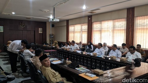 Anggota Komisi V DPR RI Mori Hanafi melakukan rapat usulan pembangunan di kantor PUPR NTB, Senin sore (6/10/2025). (Ahmad Viqi/detikBali).