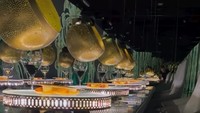 Bahkan ada satu hidangan yang seolah mengayunkan makanan. Bola-bola digantung dengan tinggi dengan cara makan unik yang akan dipandu oleh pelayan di sana. Foto: Instagram/sublimotionibiza