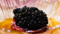 Tak hanya bahan utama menunya, tetapi topping yang diberikan begitu mewah. Seperti setumpuk caviar yang harganya ditaksir hingga jutaan rupiah. Foto: Instagram/sublimotionibiza