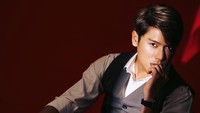 Rizky Billar agak terkejut ada warganet yang berkomentar soal KDRT. Kalau gak KDRT gak mungkin, kan Billar sudah pakai baju oren, komen @tamoelleahaachi yang diunggah Billar di Instagram. (Foto: dok Instagram riomotret)