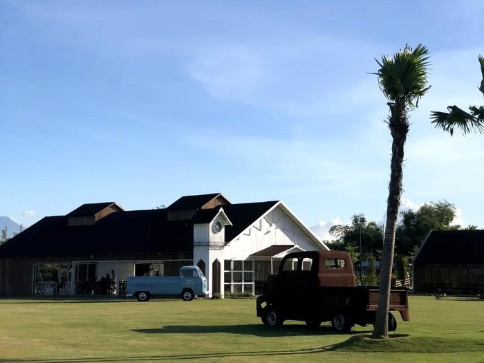Rustic Market By The Lake di Graha Natura Surabaya