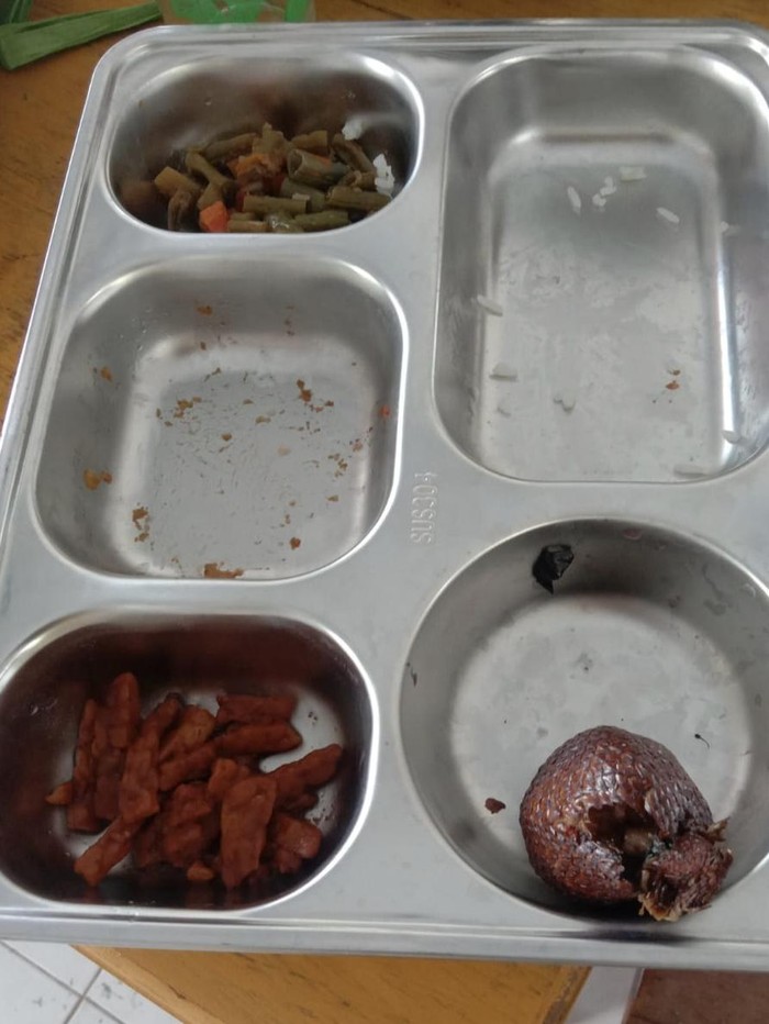 Buah salak busuk di menu MBG SDN Oi Marai, Kecamatan Tambora, Kabupaten Bima, NTB yang dibagikan Senin, (6/10/2025). (Dok. Humas SDN Oi Marai)