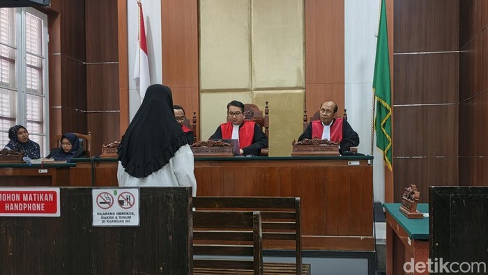 Eks Kepala Biro Pengadaan Barang dan Jasa Sulsel Sari Pudjiastuti saat menjalani sidang putusan kasus korupsi proyek Jalan Sabbang-Tallang di PN Makassar, Senin (6/10/2025).
