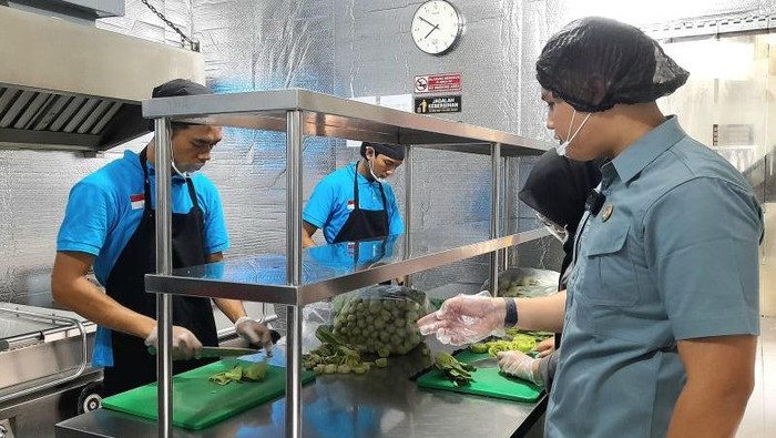 Satuan Pelayanan Pemenuhan Gizi (SPPG) Cinere Depok membolehkan siswa memilih menu Makan Bergizi Gratis (MBG) sesuai Angka Kecukupan Gizi (AKG). (ANTARA/Lintang BP)