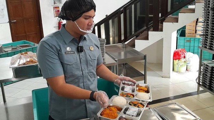 Satuan Pelayanan Pemenuhan Gizi (SPPG) Cinere Depok membolehkan siswa memilih menu Makan Bergizi Gratis (MBG) sesuai Angka Kecukupan Gizi (AKG). (ANTARA/Lintang BP)