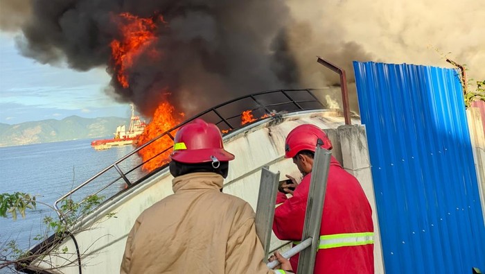 Sebuah kapal tak terpakai di area kompleks peti kemas milik PT Toloan, Kelurahan Pantoloan, Kota Palu, Sulawesi Tengah terbakar.