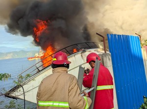 Video Kapal-Truk Kontainer di Palu Terbakar, Diduga Tersulut Api Rokok