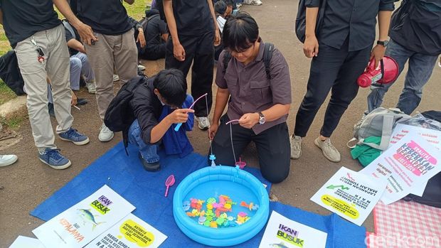 Sejumlah orang menggelar demonstrasi di depan Gedung MPR/DPR RI, Jakarta. Massa yang hadir membuat sejumlah kegiatan bertajuk 'piknik'. (Rizky AM/detikcom)
