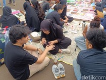 Video Demo Bak Piknik, Mahasiswa Baca Novel hingga Mancing di DPR