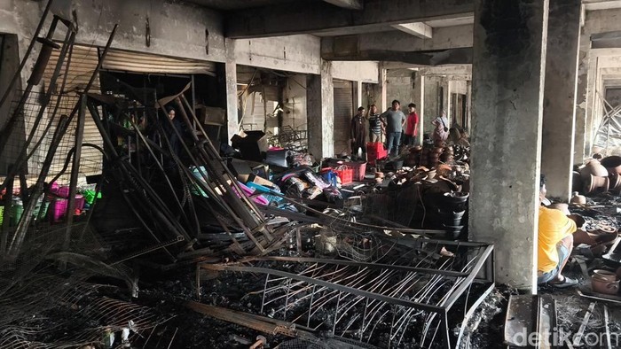 Sejumlah pedagang yang tengah mengais sisa barang dagangan yang bisa diselamatkan, di Pasar Wonogiri, Senin (6/10/2025)