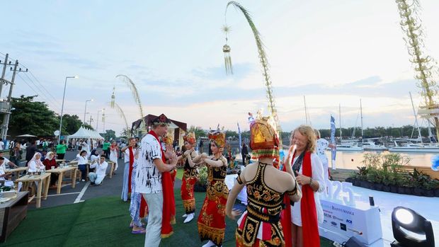 Sejumlah peserta Sail to Indonesia 2025 dari berbagai negara yang sandar di Banyuwangi disambut langsung oleh Bupati Ipuk Fiestiandani.