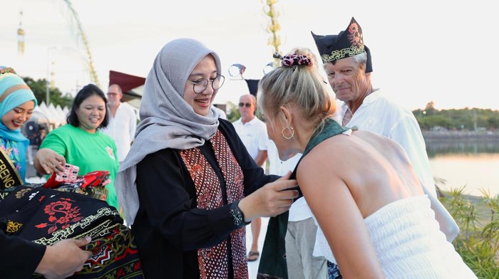 Sejumlah peserta Sail to Indonesia 2025 dari berbagai negara yang sandar di Banyuwangi disambut langsung oleh Bupati Ipuk Fiestiandani.