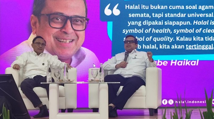 Sekretaris Utama BPJPH Muhammad Aqil Irham (kiri) dan Kepala BPJPH Ahmad Haikal Hasan (kanan) dalam acara Gathering Media dan Pengusaha dengan tema Menuju Wajib Halal Oktober 2026: Memperkuat Ekosistem Halal dengan Tertib Halal di Bekasi, Jawa Barat, Senin (6/10/2025).